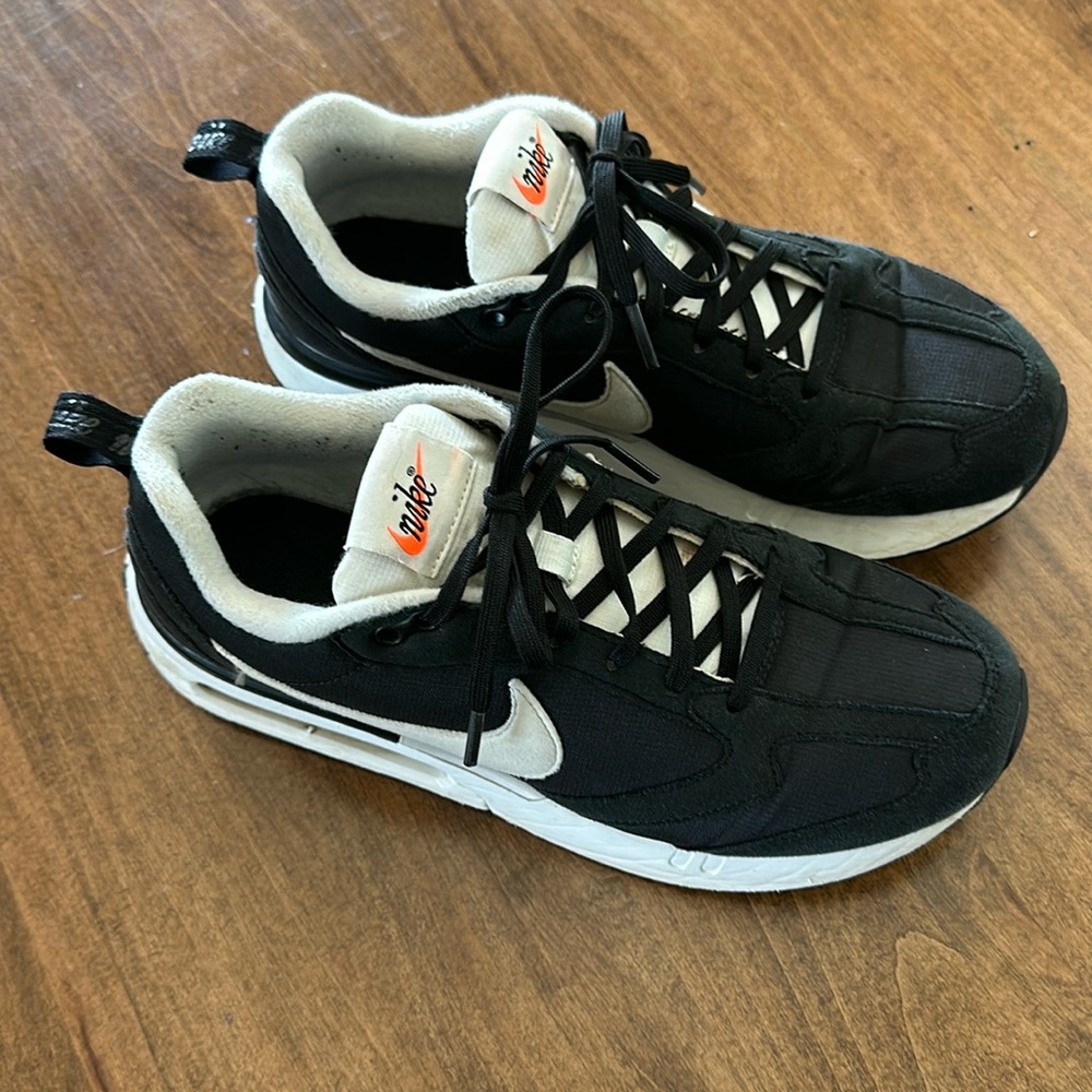 you’re purchasing a used pair of Nike Boy Air Max. Size 6.5